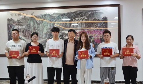 金秋助學 點亮夢想——山東一滕集團舉行2025年金秋助學活動