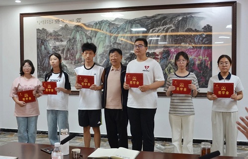 金秋助學 點亮夢想——山東一滕集團舉行2025年金秋助學活動